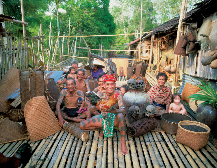 Cortadores de cabezas en Borneo