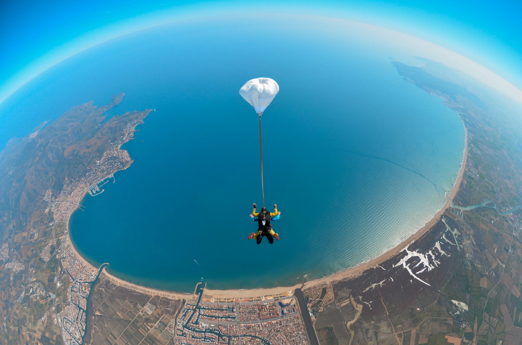 Estos son los mejores lugares de España para tirarse en paracaídas