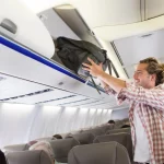 Europa da la razón a las aerolíneas: podrán seguir cobrando el equipaje de cabina