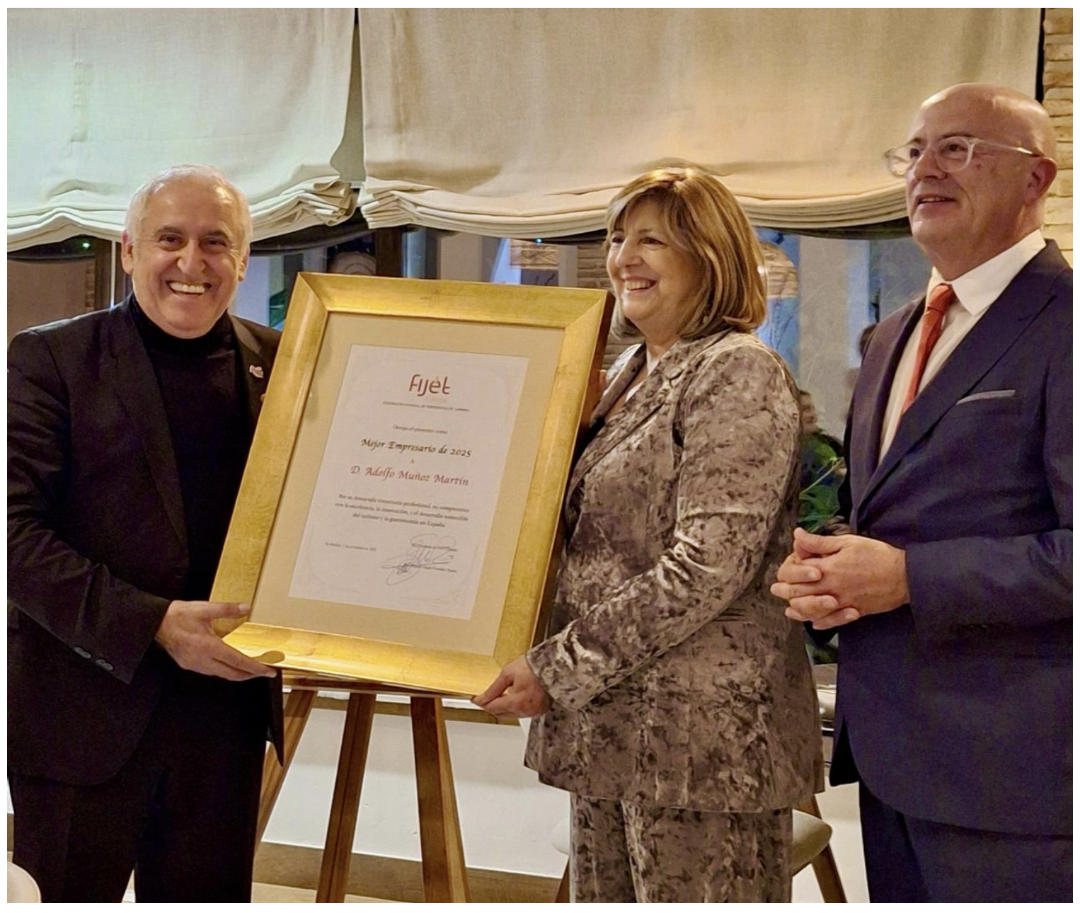Adolfo Muñoz Martín recibe el Premio al Mejor Empresario del Año 2025 de FIJET España