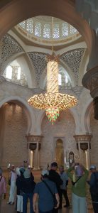 Lámparas gigantescas del mejor cristal de Svaroski ilumina el interior de la mezquita