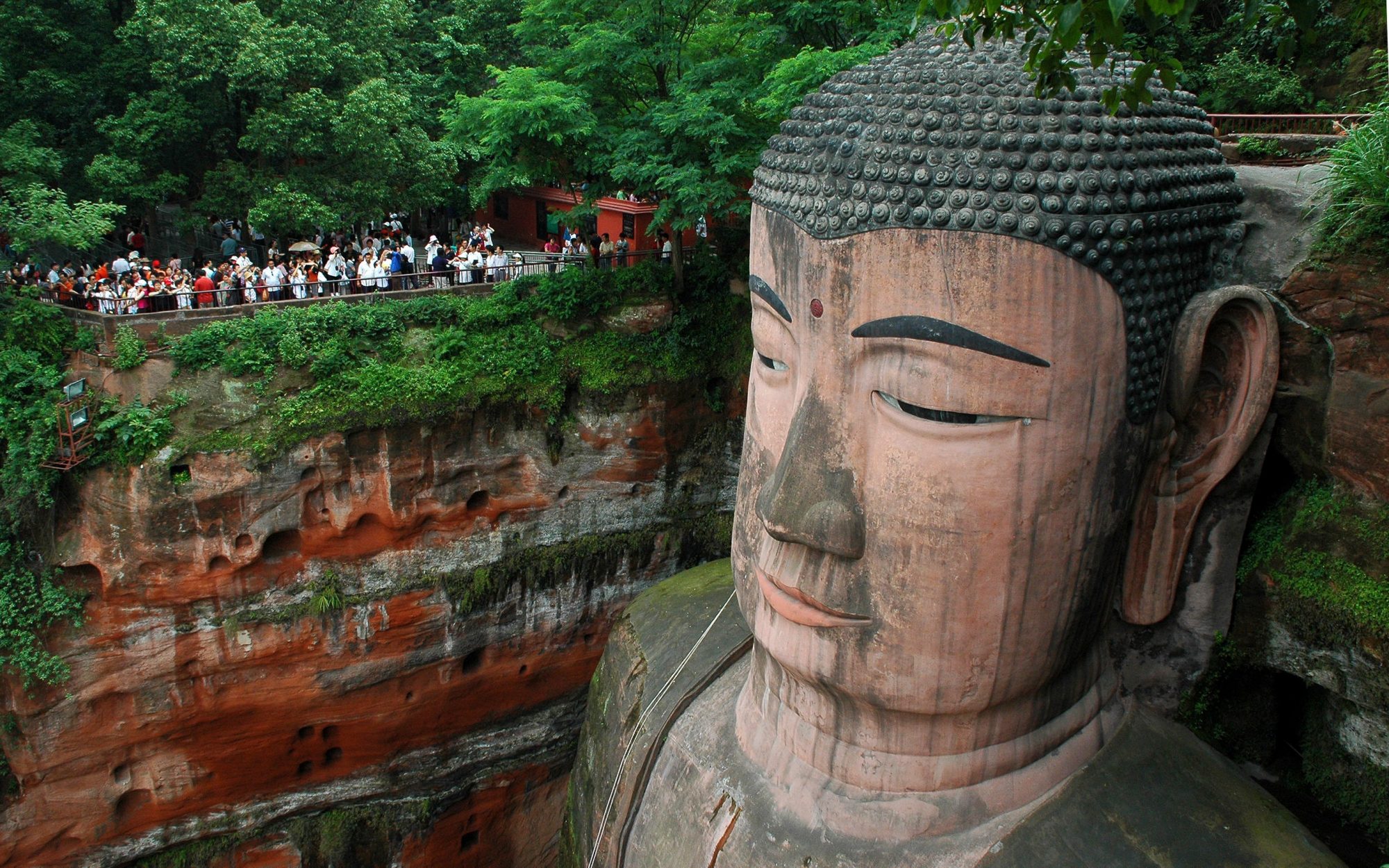 Cuando la piedra aprendió a respirar: el Gran Buda de Leshan frente al paso de trece siglos