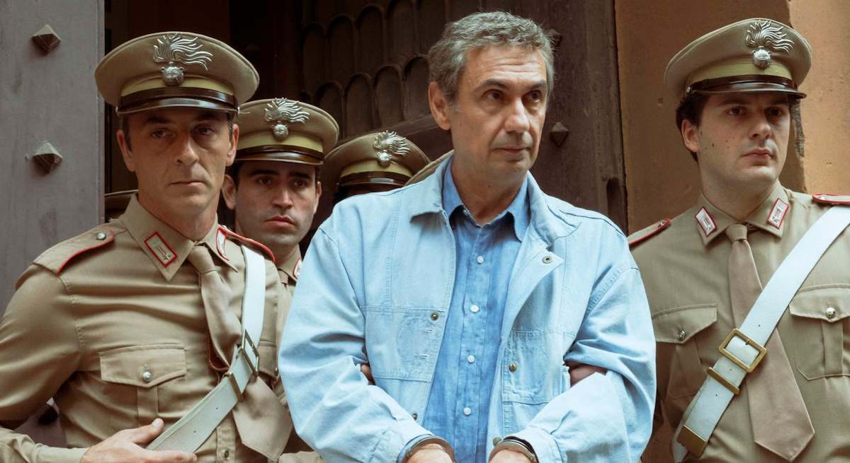 La trágica caída de Enzo Tortora: la serie que narra cómo la mafia y una justicia ciega acabaron con un icono televisivo