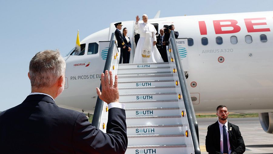 Iberia le desea un buen viaje al Papa… desde tierra…