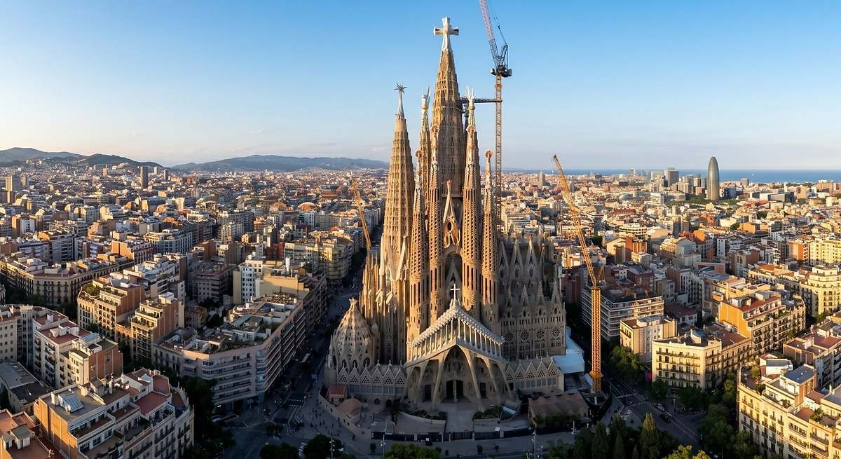 ‘We Build Peace’, el anuncio de Turespaña en Nueva York: así une a Gaudí, Miró y una grúa para reinventar la marca España
